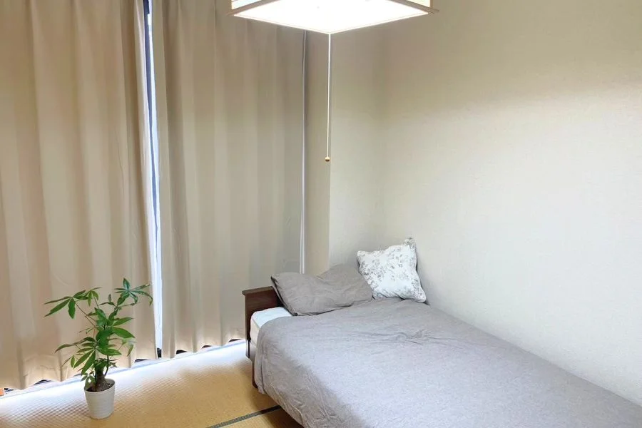 ベッドはシングルサイズとなっています。