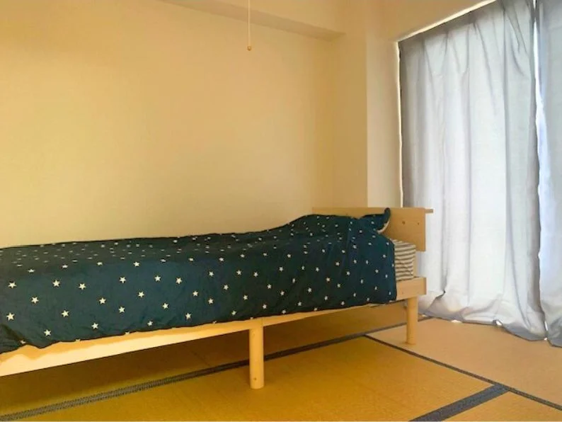 ベッドはシングルサイズとなっています。