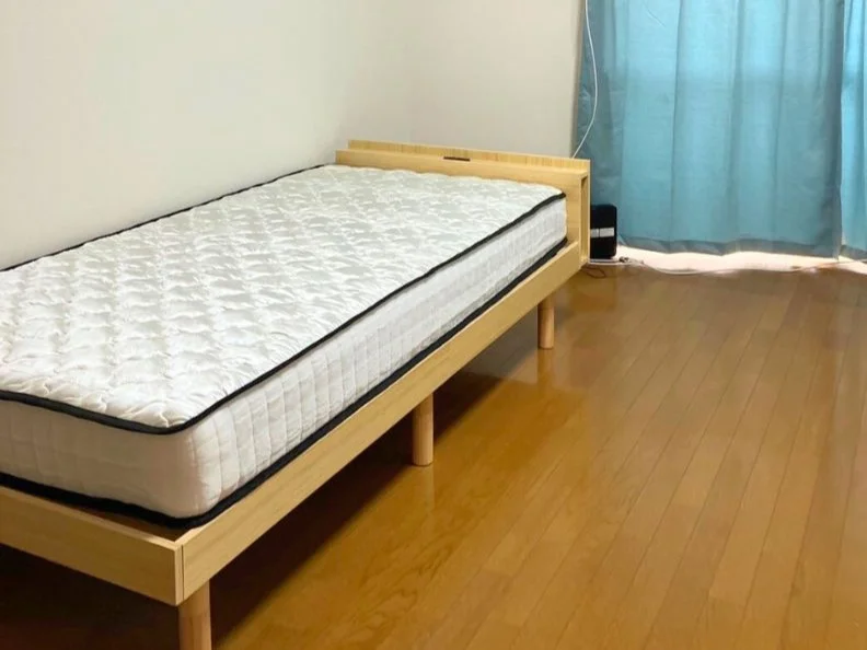 ベッドはシングルサイズとなっています。