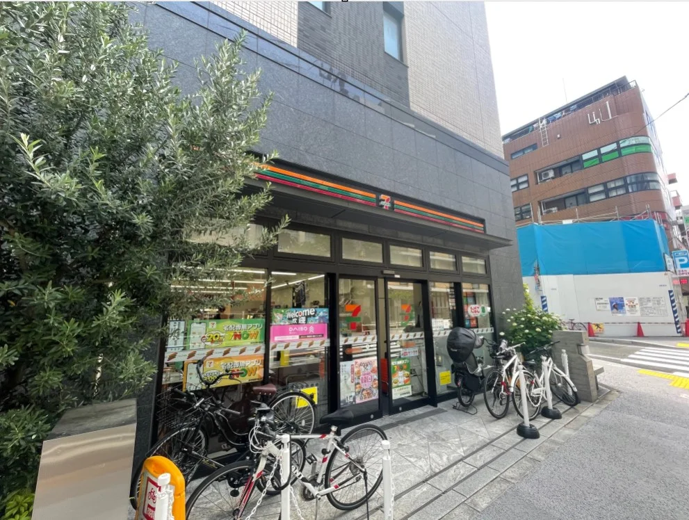 歩いてすぐにコンビニが複数あり、便利です！