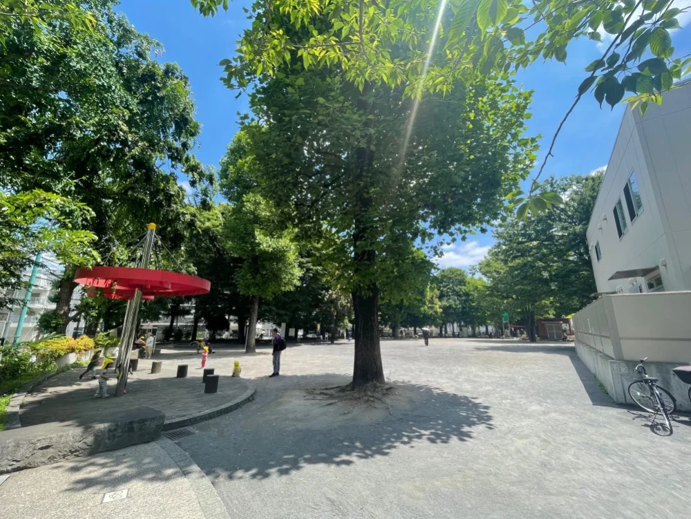 なんと隣は公園で快適に過ごせます！