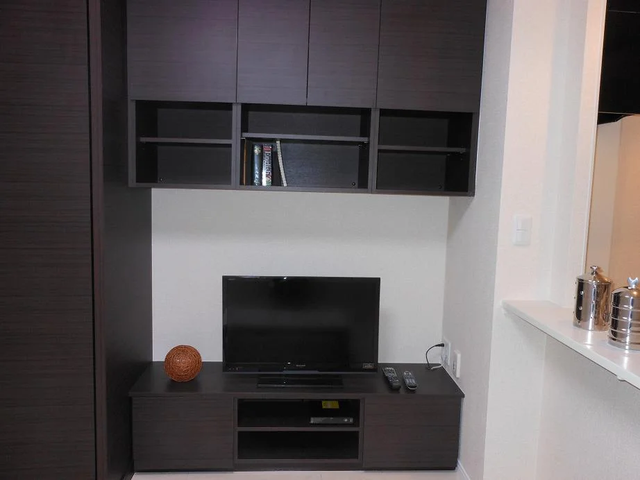 32型液晶テレビ付。上部に吊収納付