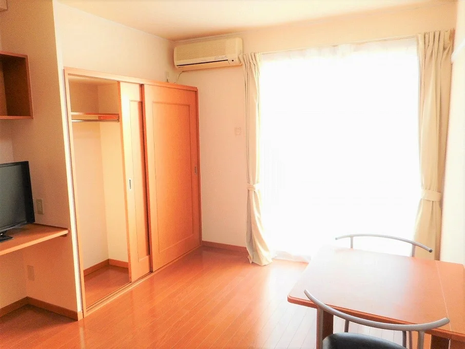 カーテンやテーブル、テレビも備え付けです