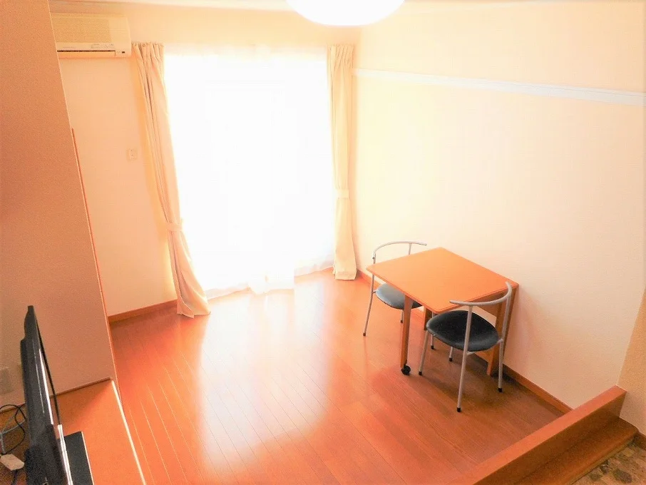 テーブルは折り畳み式です