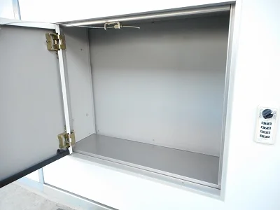 玄関扉に宅配ボックスあり