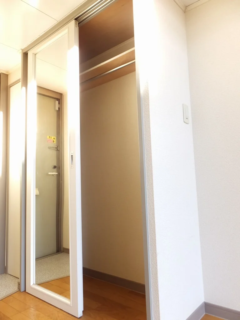 クローゼット内にはポールが付いています。