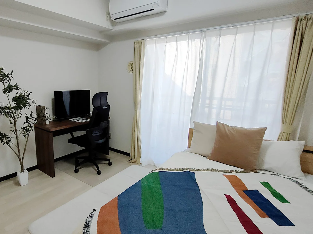 写真はお部屋のイメージです。ラグなどの室内装飾はございません。