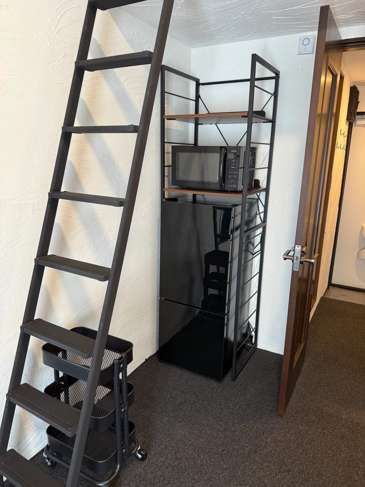 冷蔵庫、電子レンジ、キャスター付き収納