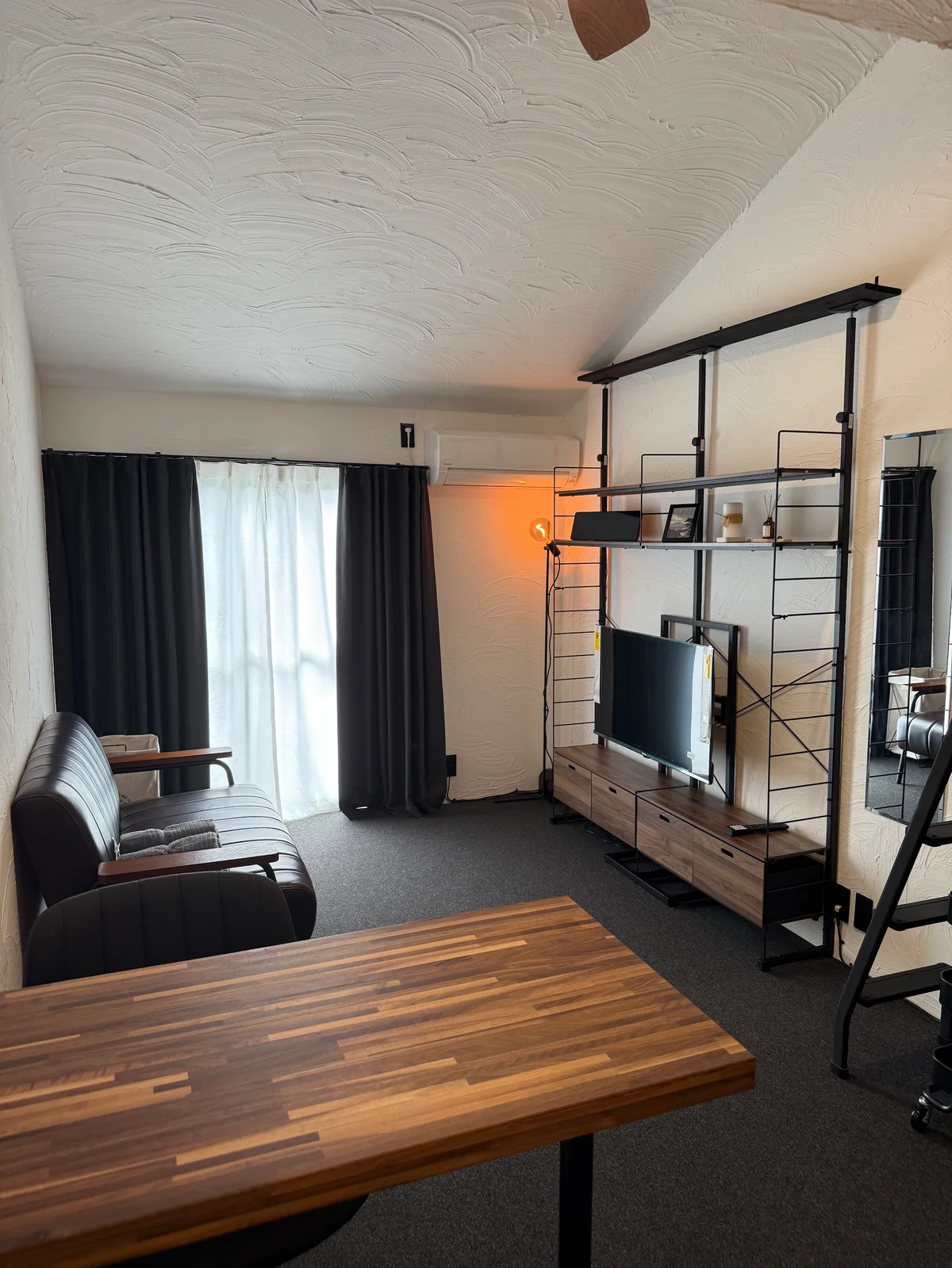 40インチテレビ、ソファー、テーブル、イス完備