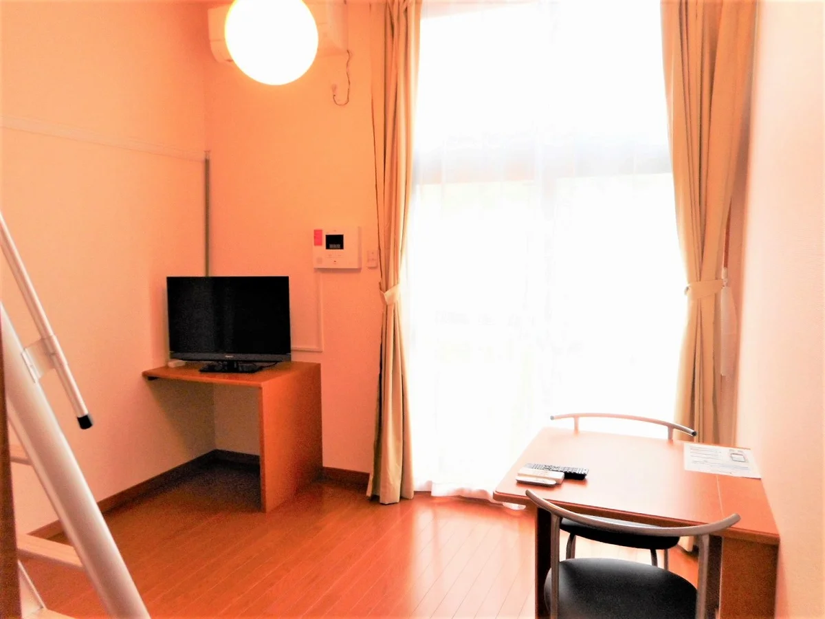 カーテンやテーブル、テレビも備え付けです