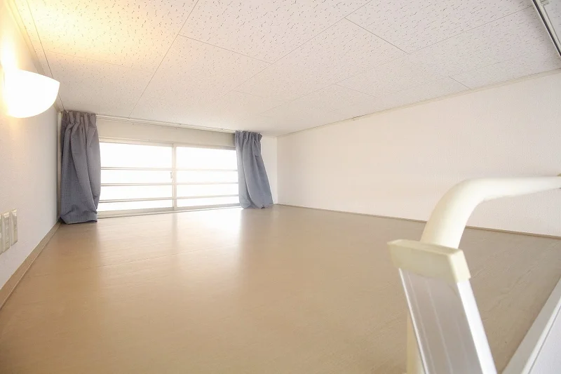 ロフト付き物件。窓もコンセントもついてます♪