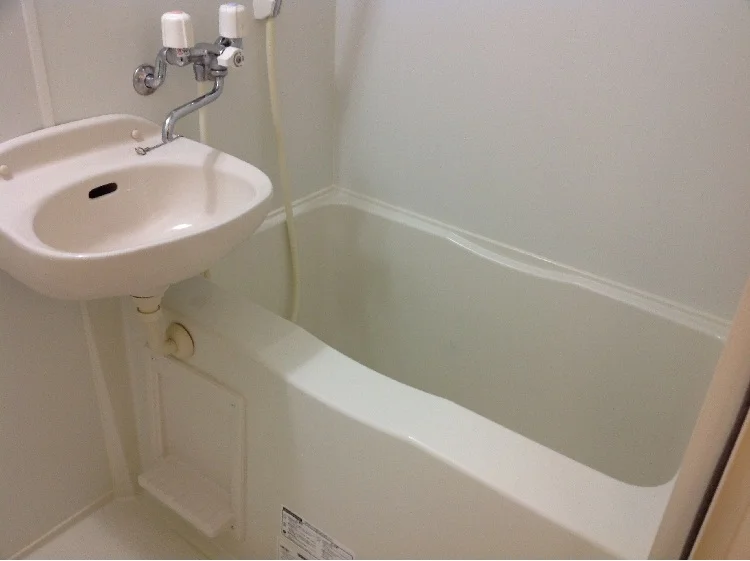 ゆったりと深さのある浴槽でリラックスできます。