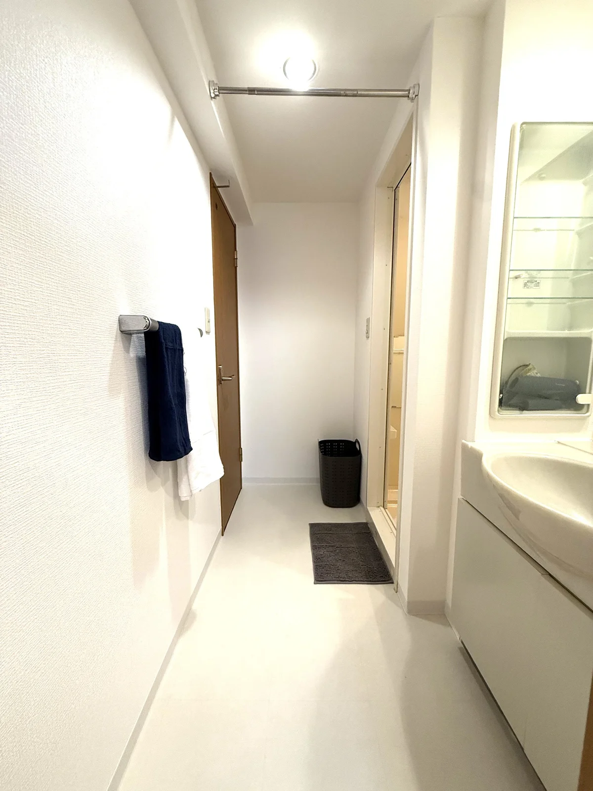 脱衣所。バスタオルもかけれる物干し竿もあります！