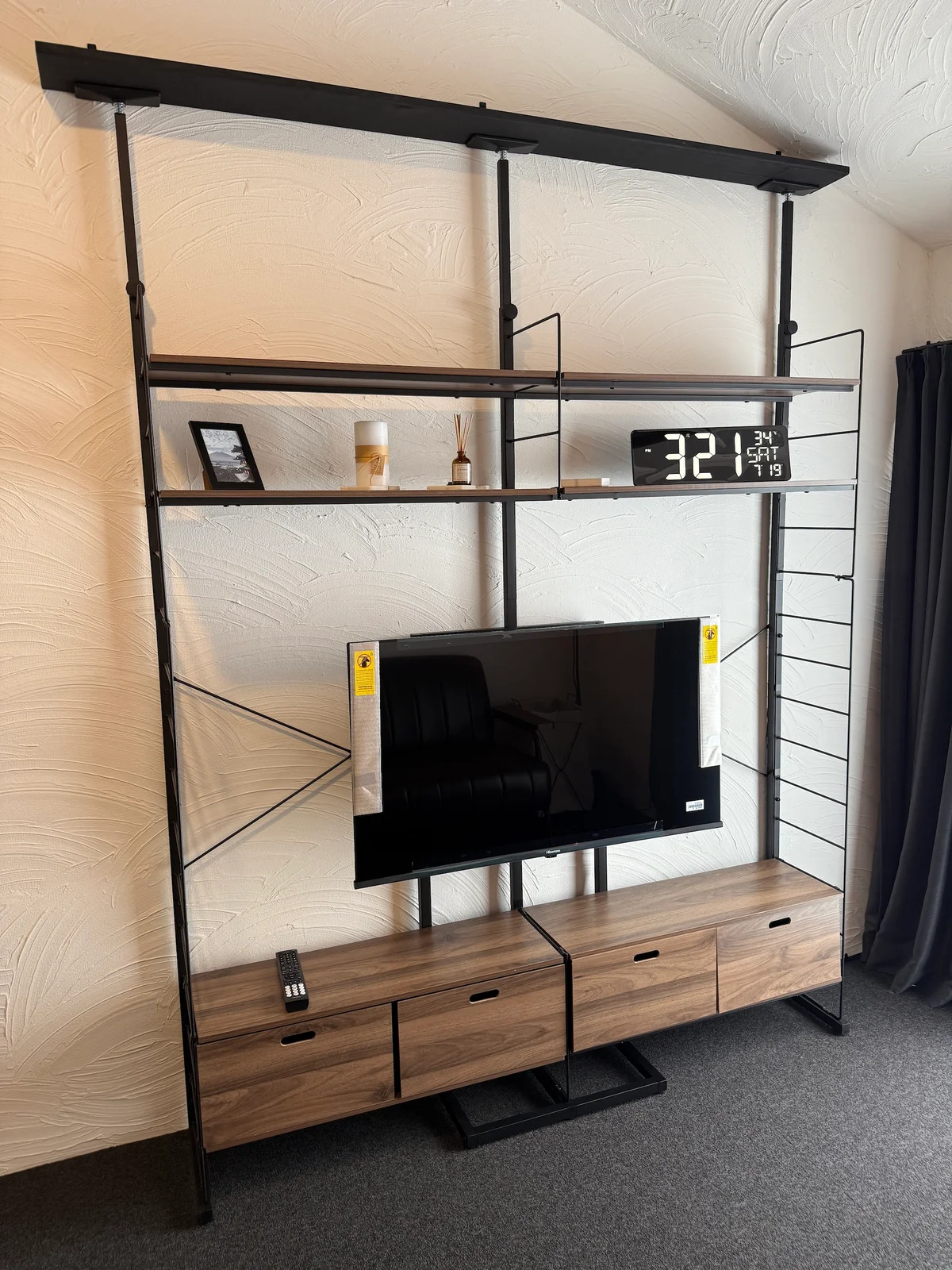 40インチテレビ、ソファー、テーブル、イス、冷蔵庫、電子レンジなど揃っています！