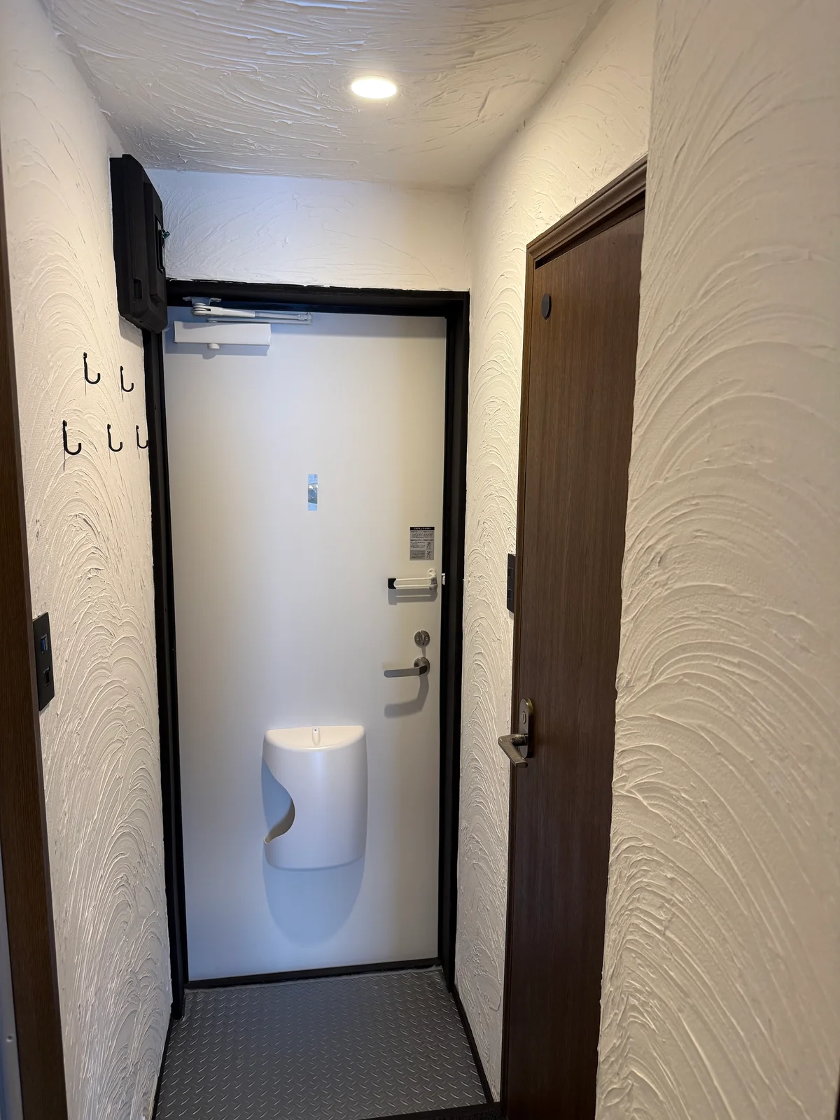 玄関も白を基調として明るく迎え入れてくれます♪洋服掛けも便利