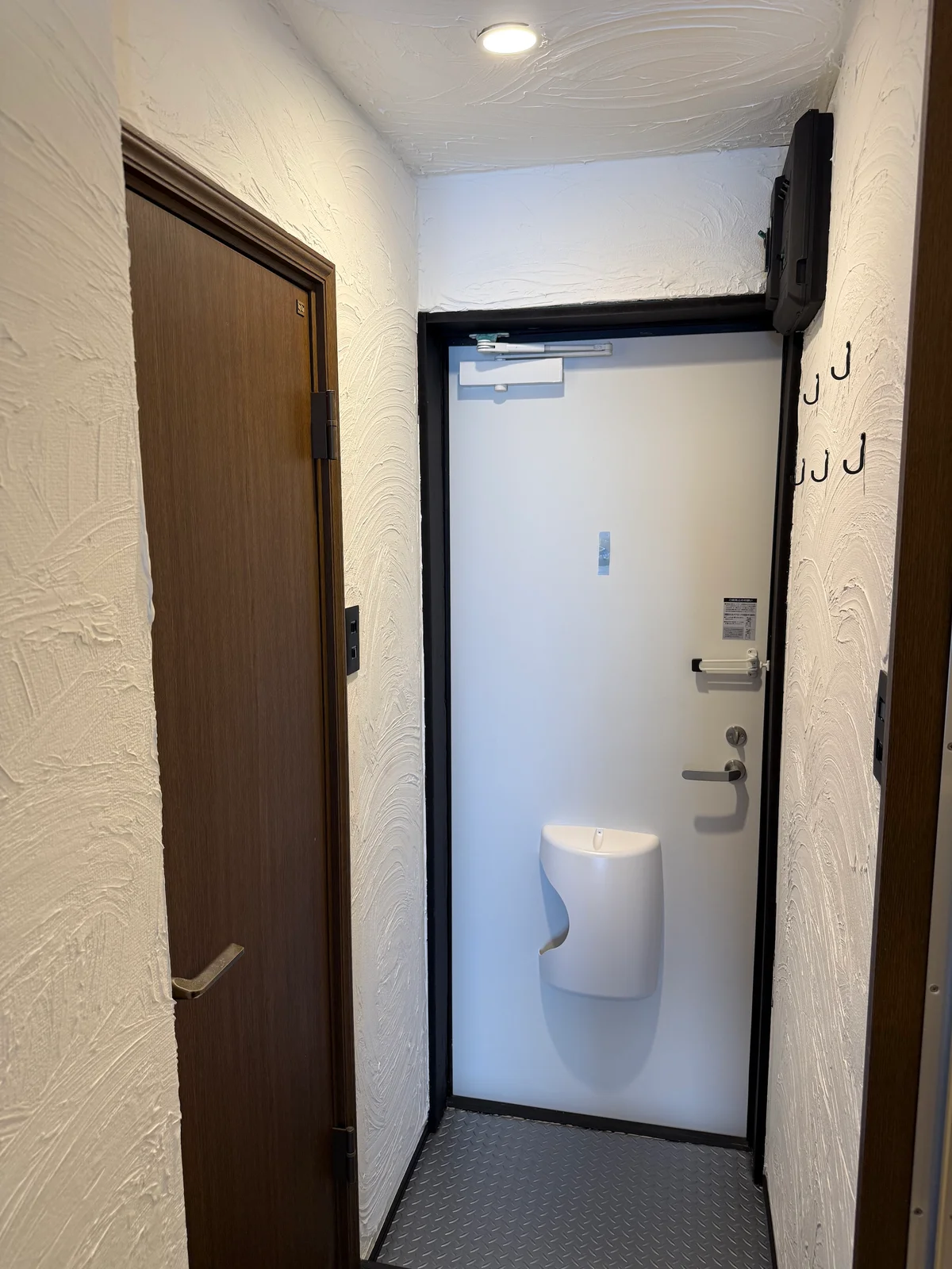 玄関も白を基調として明るく迎え入れてくれます♪洋服掛けも便利