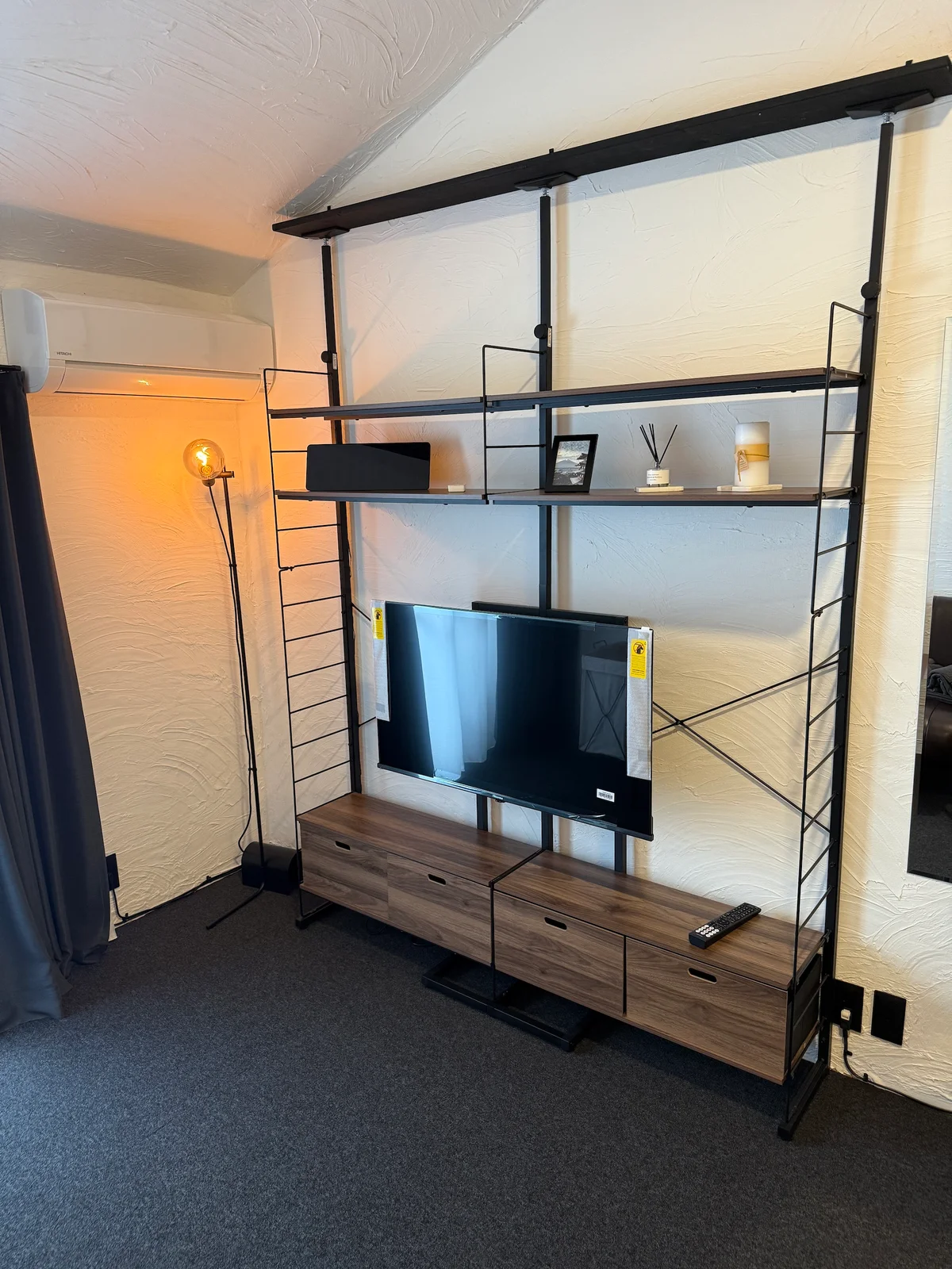 40インチテレビ、ソファー、テーブル、イス完備