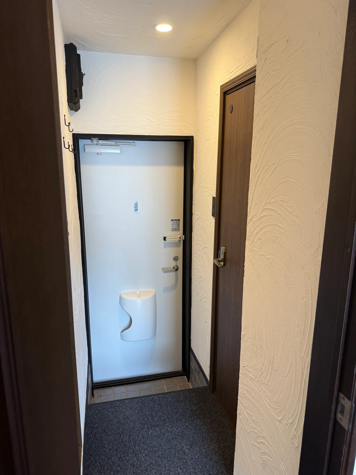 玄関も白を基調として明るく迎え入れてくれます♪洋服掛けも便利