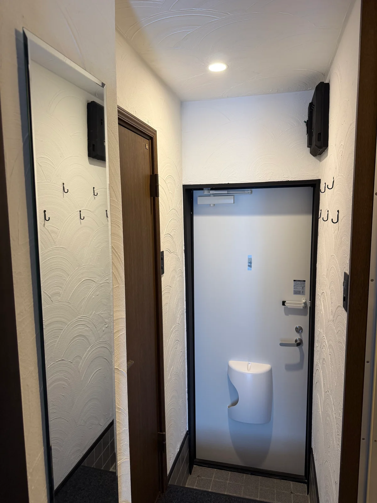 玄関も白を基調として明るく迎え入れてくれます♪洋服掛けも便利