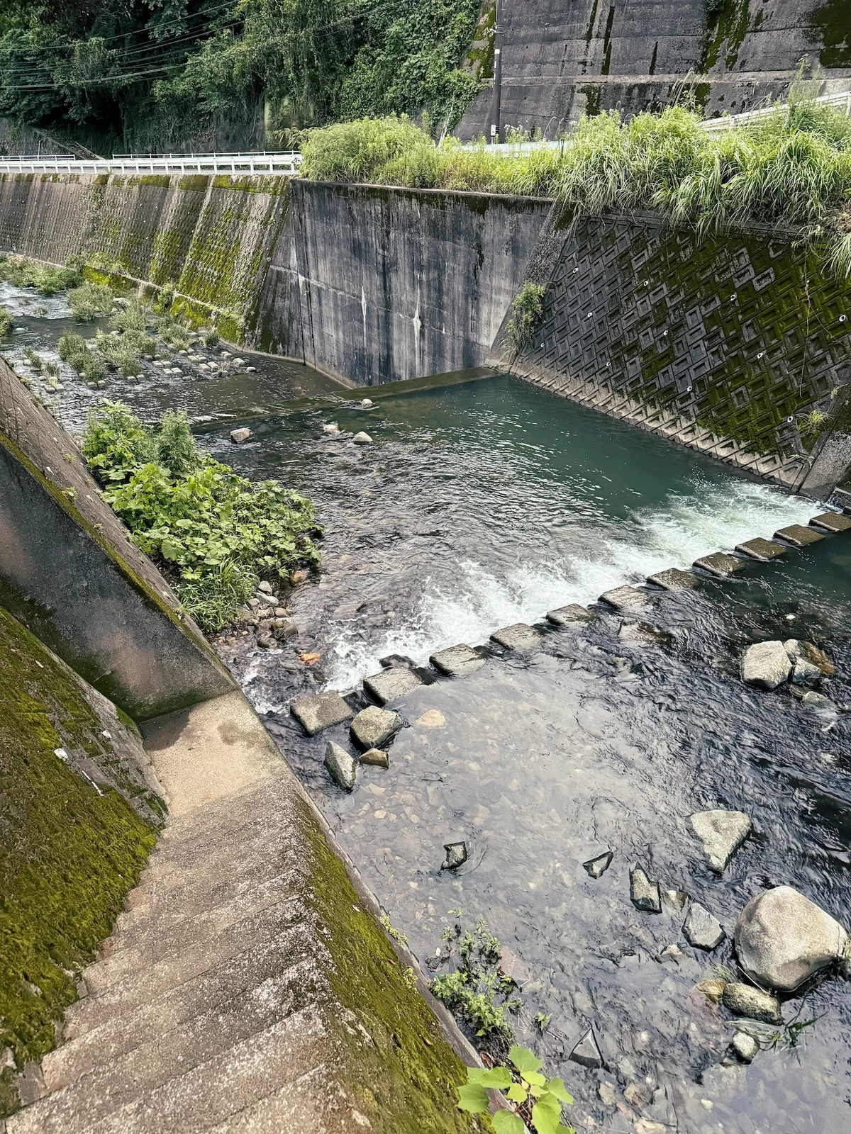 近くを川が流れ夏でも快適な時間を過ごます♪