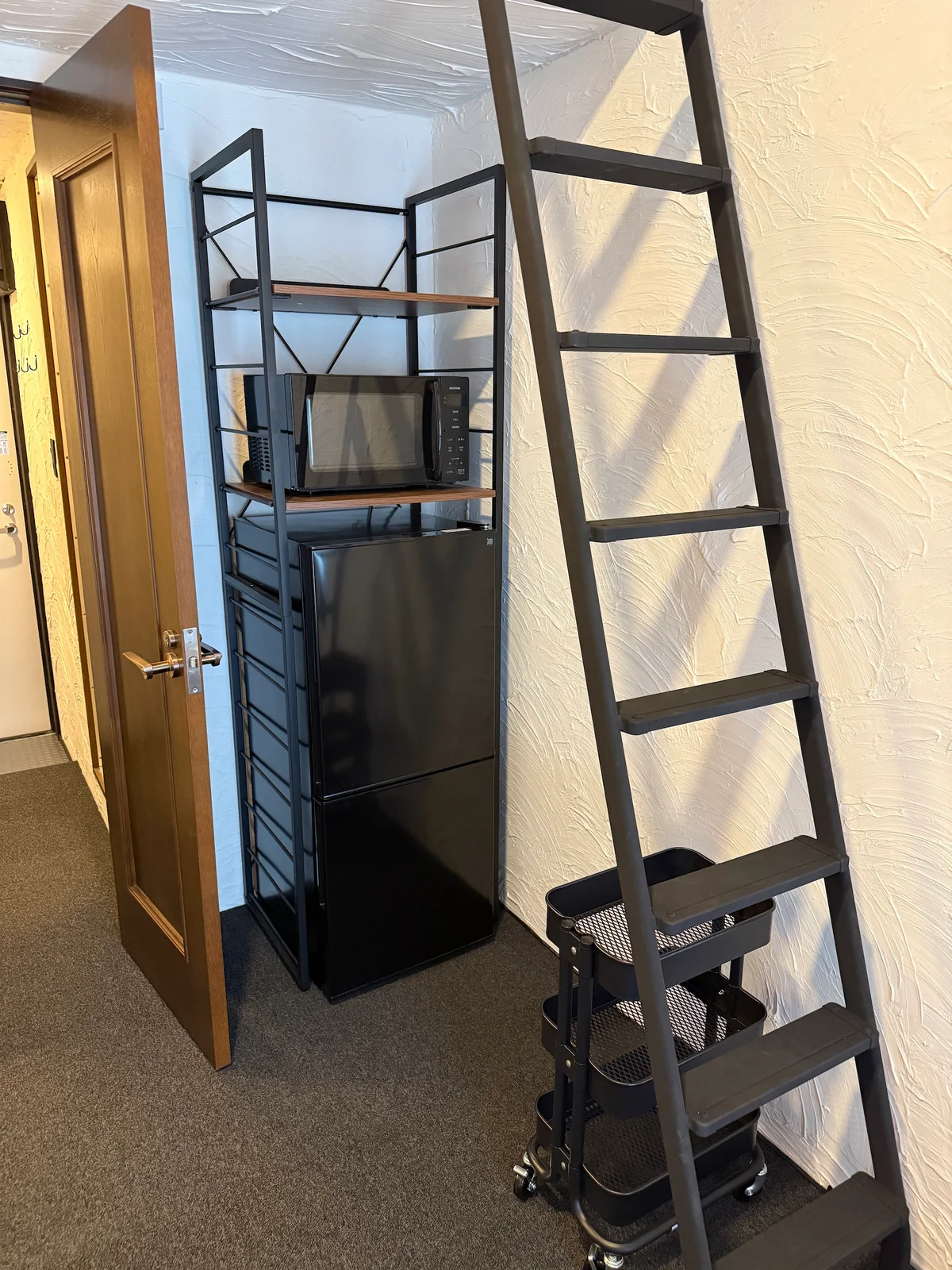 冷蔵庫、電子レンジ、キャスター付き収納