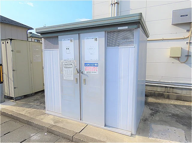 敷地内にゴミ庫が設置されておりゴミ捨てに便利です