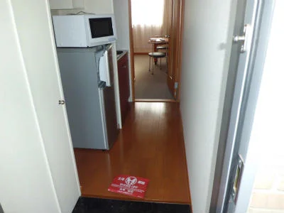 左脇の白い扉がシューズボックスです。