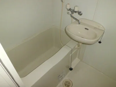 洗面台付のバスルーム。