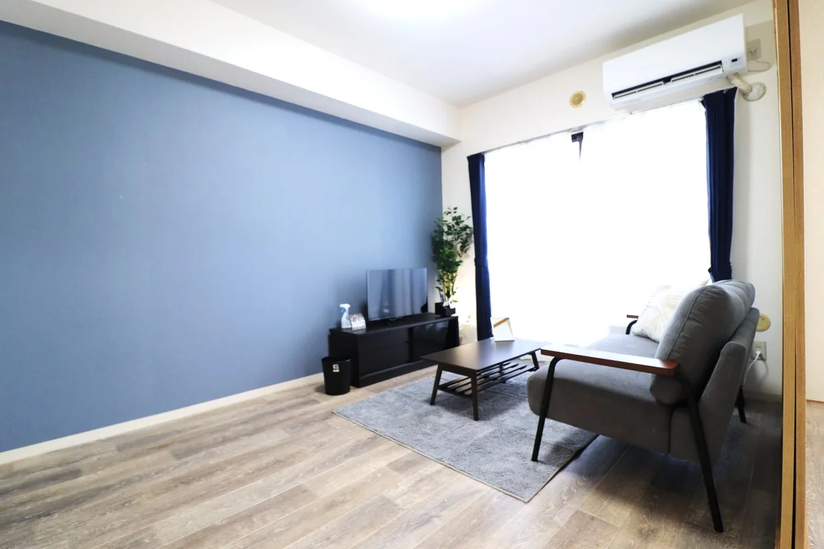 アクセントクロスがおしゃれな　ソファ付き　３DKの広々としたお部屋！　家具家電付きで自宅のようにくつろげます。