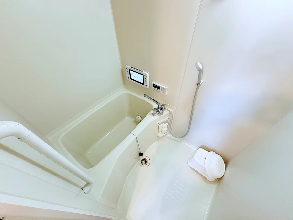 バストイレは別♪バスルームには風呂桶・風呂イス・風呂用洗剤・スポンジをご用意しておりますのでぜひご活用ください！