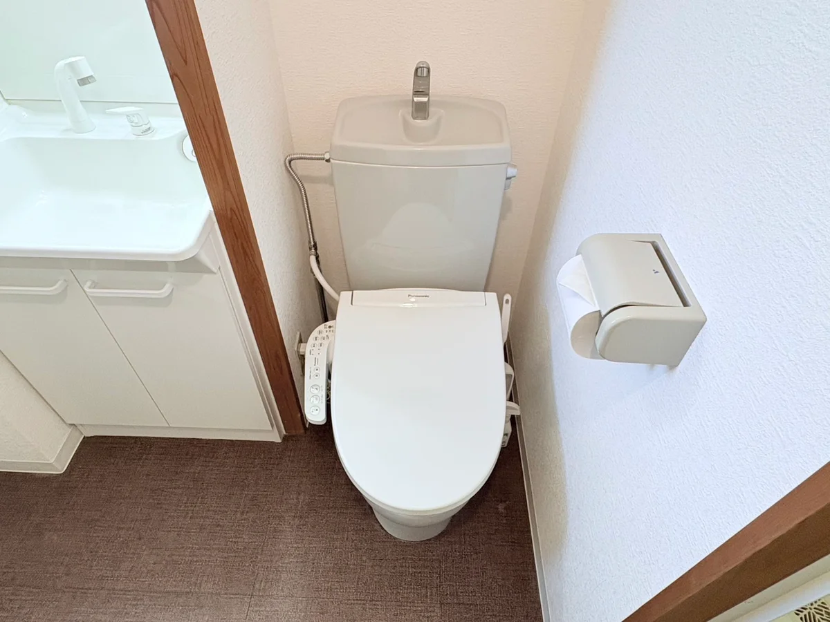 ウォシュレットつきのトイレです。老若男女皆様に安心してご利用いただけますね☆トイレにもトイレ用洗剤とトイレ用ブラシをご用意しておりますので長期ご利用の場合の気になる汚れなどもお掃除して頂けます＾＾