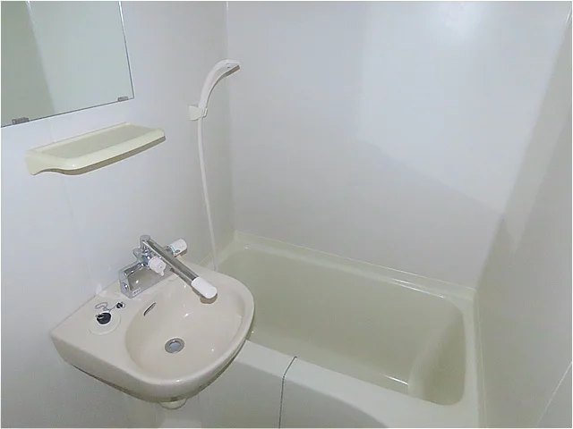 洗面台とユニット式のお風呂です