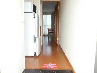 手前がキッチン、奥が居室です。