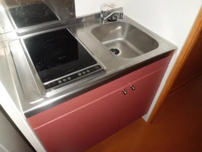 掃除のしやすい電気コンロ付きミニキッチン。