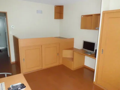 あちこちにある棚が便利です。