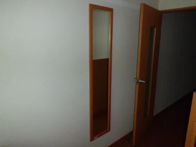 部屋の入り口には姿見が・・・