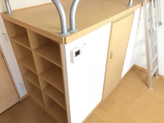 ベッド下は大型収納です。