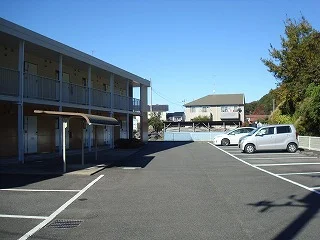 駐車場は全部で１８台分です。