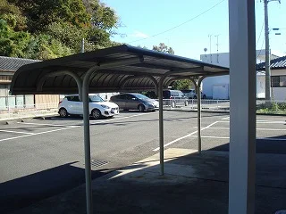 屋根付き駐輪場です。