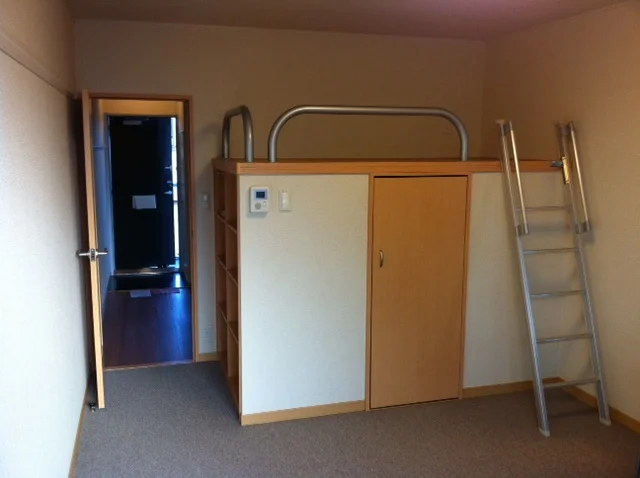 ベッド下はウォークインクローゼット