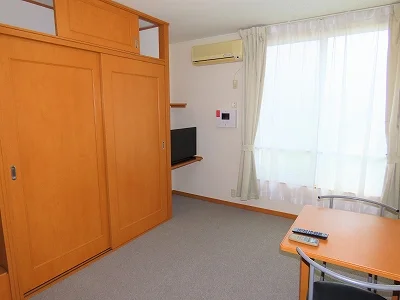 カーテンやテーブル、テレビも備え付けです