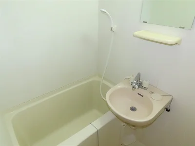 洗面台とユニット式のお風呂です