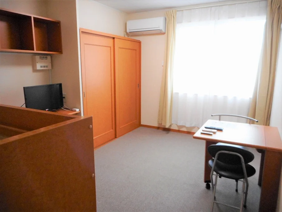 カーテンやテーブル、テレビも備え付けです