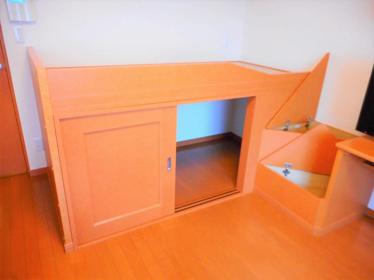 ベッド下、階段下は大容量収納！