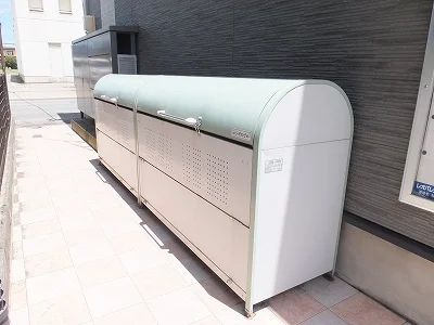 敷地内にゴミ庫が設置されておりゴミ捨てに便利です