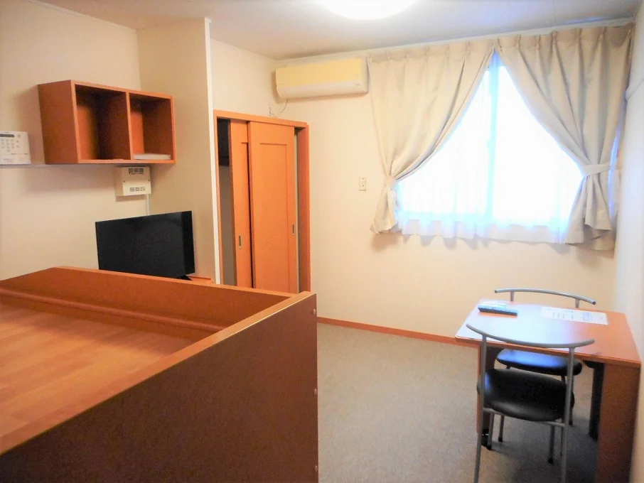 カーテンやテーブル、テレビも備え付けです