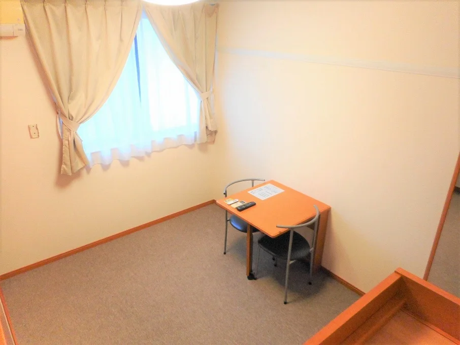 テーブルは折り畳み式です