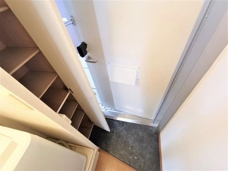 玄関には下駄箱スペースあり