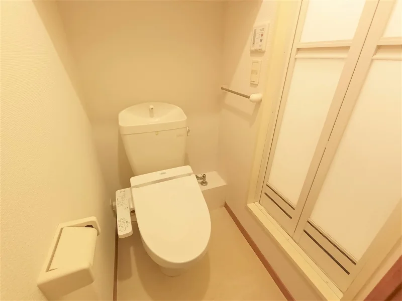 トイレには棚が設置されています。