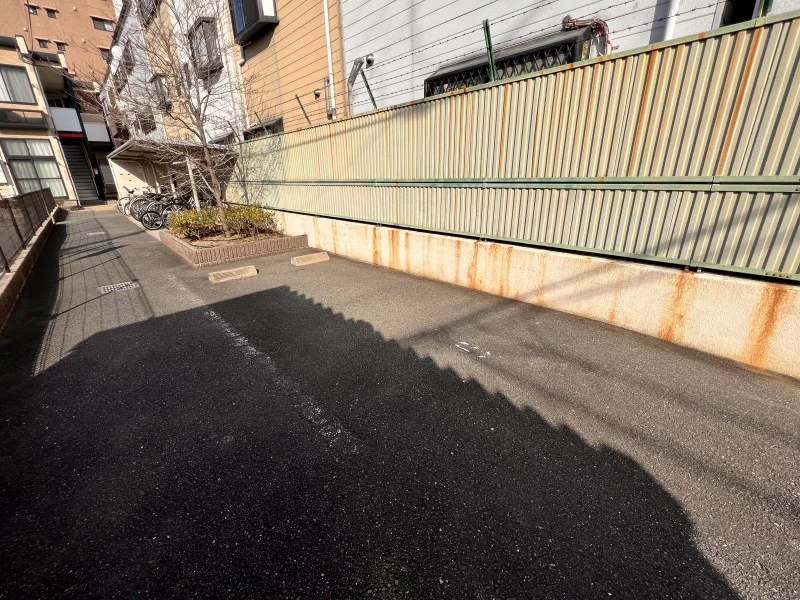 駐車場は別料金となります。